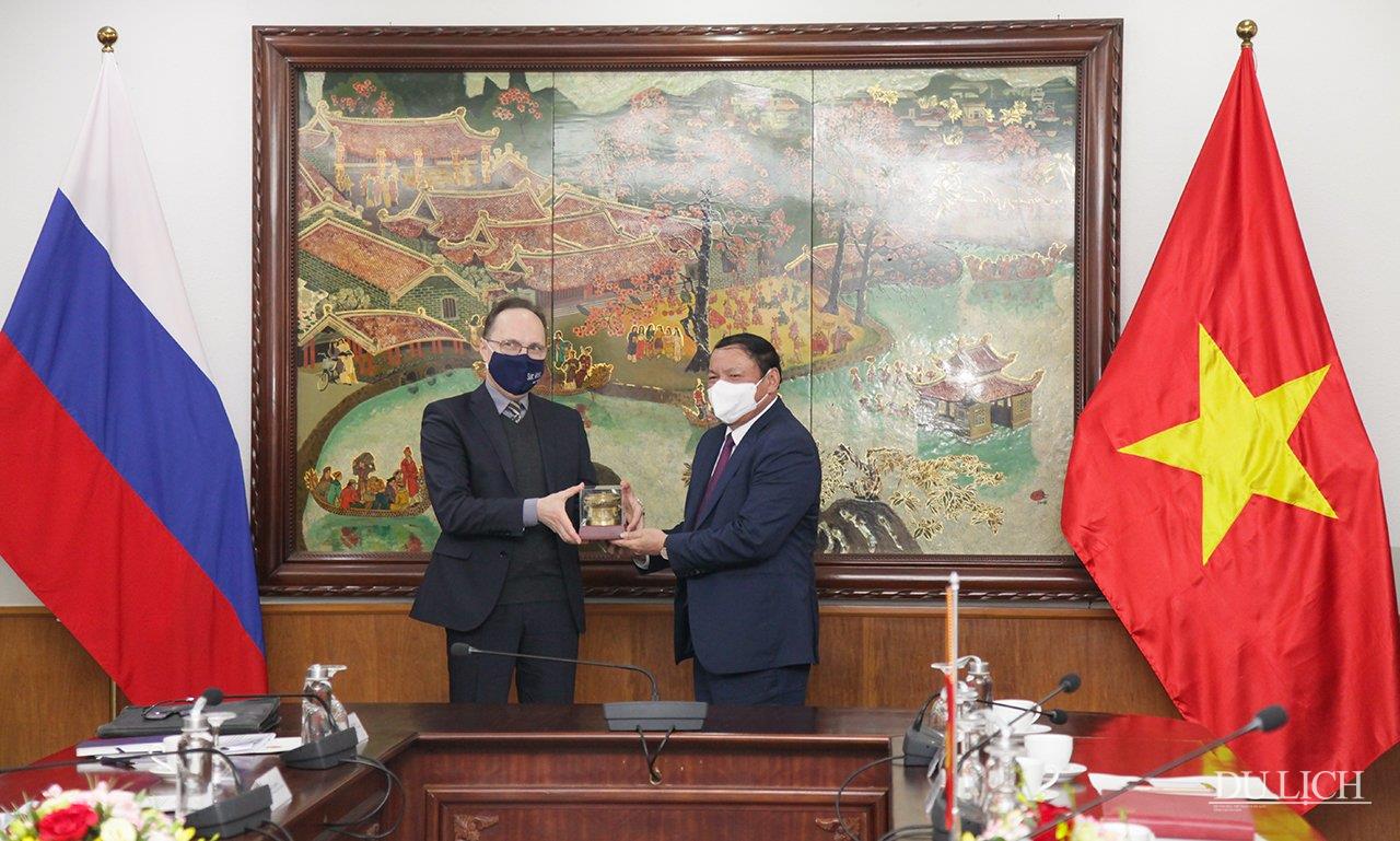 Bộ trưởng Bộ VHTTDL Nguyễn Văn Hùng tặng quà lưu niệm cho Đại sứ Dezdetko Stepanovich